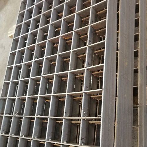 插接鋼格板、互插鋼格柵板：綠色環(huán)?？苫厥? /> 
</p>
（一）節(jié)能生產(chǎn)工藝<br />
先進的加工設(shè)備<br />
在<strong><a href=