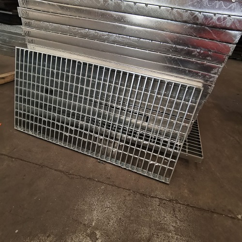 車(chē)庫(kù)耐用焊接鋼格板鋼格柵應(yīng)用和優(yōu)勢(shì)