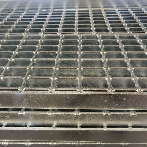 車(chē)庫(kù)耐用焊接鋼格板鋼格柵應(yīng)用和優(yōu)勢(shì)