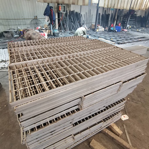 化工廠用不銹鋼鋼格板鋼格柵：防滑、防腐相結(jié)合