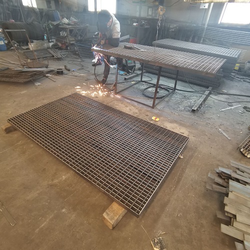 地鐵站臺(tái)鋼格板防滑處理：避免雨天事故！