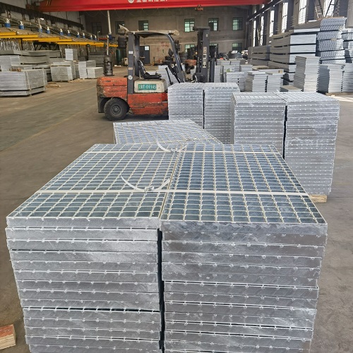 鋼格板表面處理方式對(duì)比：噴漆、鍍鋅、不銹鋼哪種更耐用？