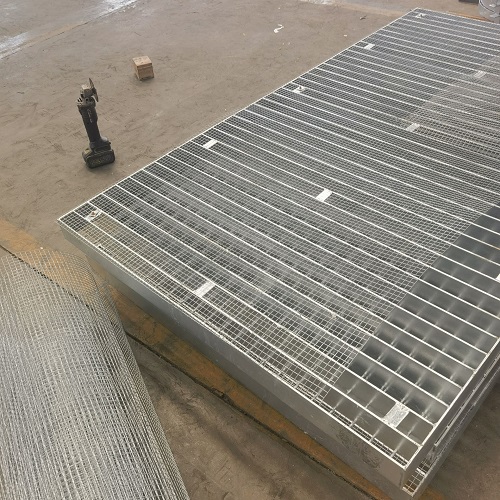 高空作業(yè)平臺專用鋼格板：安全承重設(shè)計全解析！