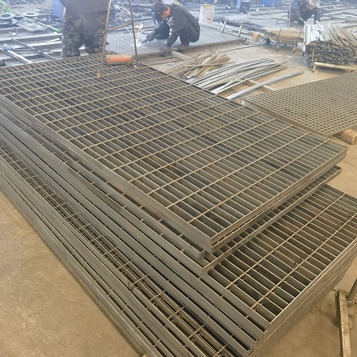 高空作業(yè)平臺專用鋼格板：安全承重設(shè)計全解析！